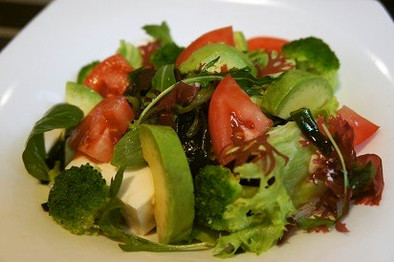 アボガド・豆腐・トマトの海藻サラダの写真