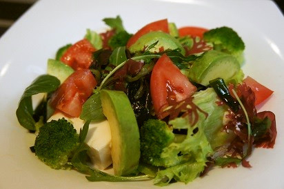 アボガド・豆腐・トマトの海藻サラダの画像