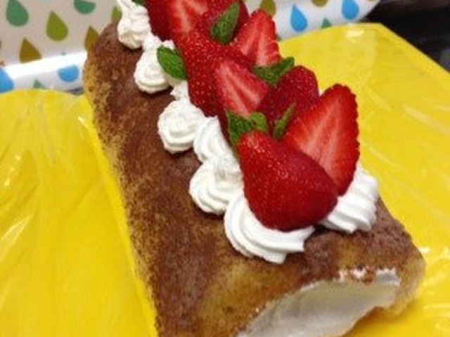 苺のデコレーション ロールケーキ レシピ 作り方 By はぁちゃまん クックパッド