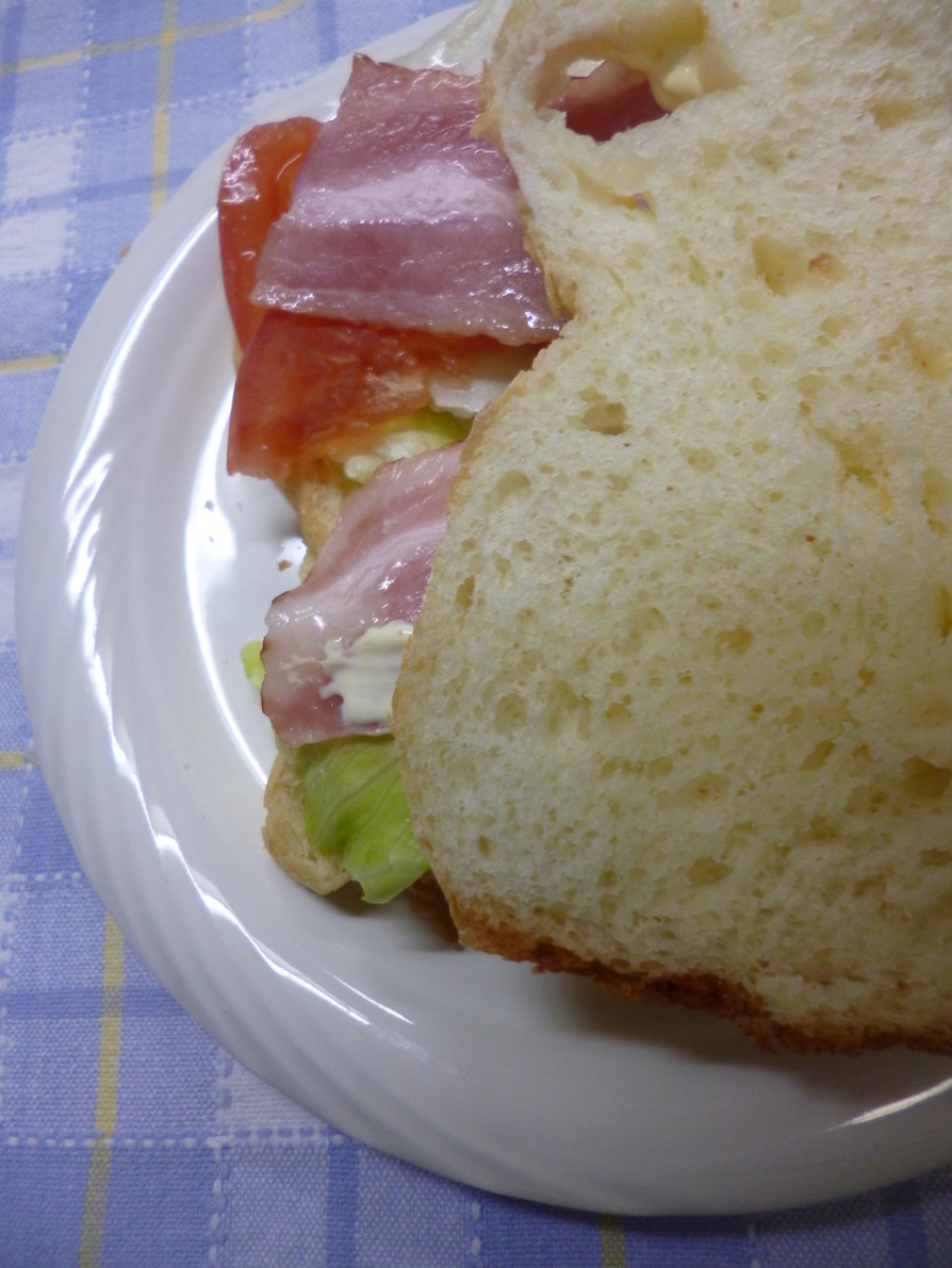 チーズ入り食パンのBLTサンドイッチの画像