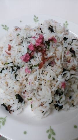 桜の香りのしらすワカメご飯　