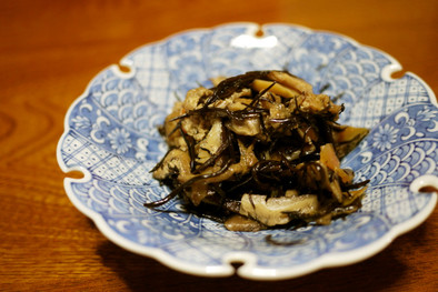 干し椎茸とひじきの煮物の写真