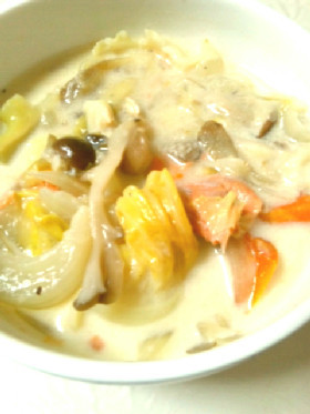 塩鮭と豆乳の野菜たっぷりスープの画像