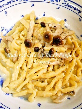 バター、チーズ、黒コショウのパスタ