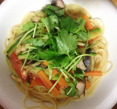 細切り野菜と鰹の温サラダカッペリーニの写真