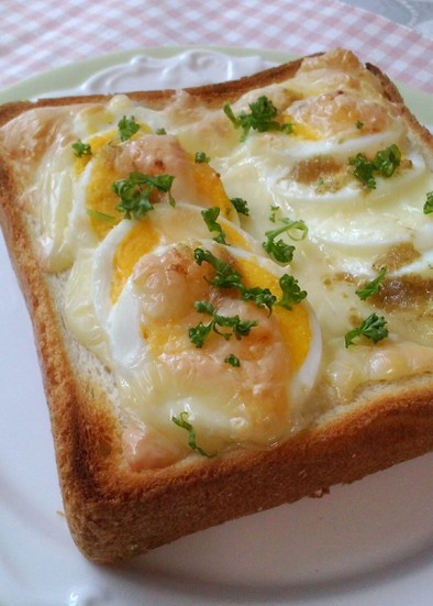 ゆで卵のチーズ柚子胡椒トーストの写真