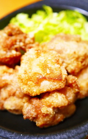 肉汁がジュワッと旨い!鶏もも肉の塩唐揚げ