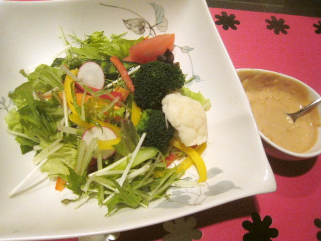 オリジナルソースの野菜サラダの画像