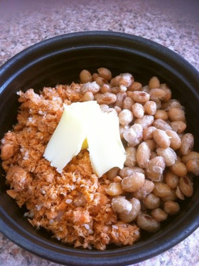 一人ご飯♪納豆と鮭フレークで塩バター丼
