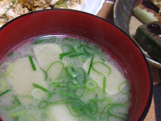 白味噌で 生麩の味噌汁 レシピ 作り方 By しおかつを クックパッド 簡単おいしいみんなのレシピが373万品
