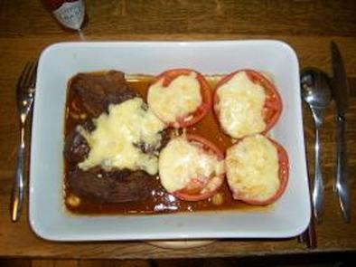 シチューの肉とトマトの焼き物の写真