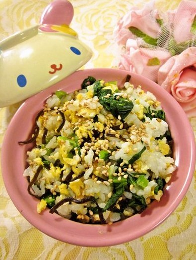 小松菜と塩こんぶの混ぜご飯の写真