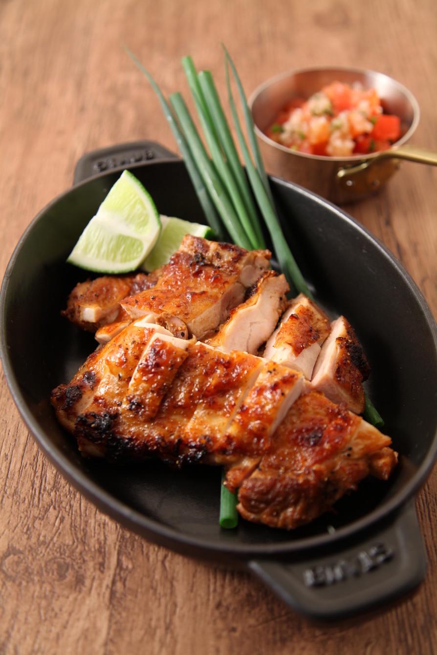 マカダミア衣のチキンのサルサ添え