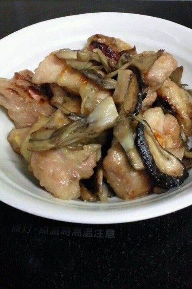 美味！牛角のタレで鶏ときのこの炒めものの写真