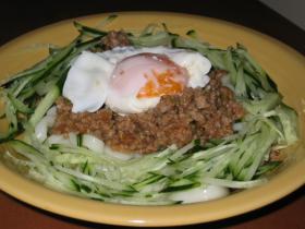 肉味噌うどん 卵のっけ