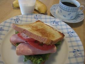 ハムとトマトのサンドイッチ