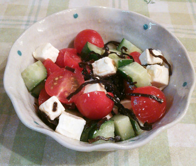 トマトと胡瓜とクリチの塩昆布サラダ♪の写真