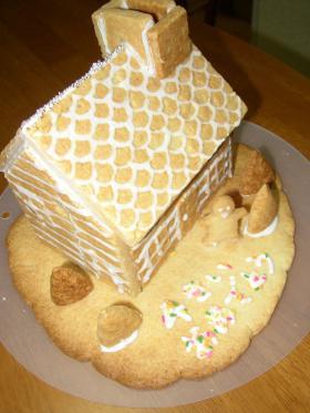 ４歳おめでとう　お菓子の家　の画像