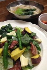 ベーコンソテーと野菜のシンプルサラダ