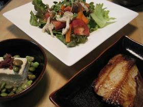 ホッケ焼きとサラダ 豆腐梅枝豆のせ 居酒屋風ゴハン