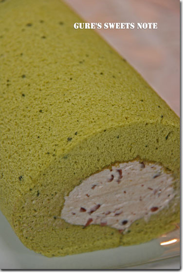 抹茶の小倉クリームロールケーキの画像