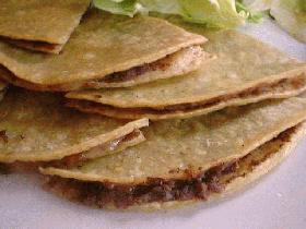 ヘルシーでおいしいブラックビーンケセディアス(メキシコ料理)