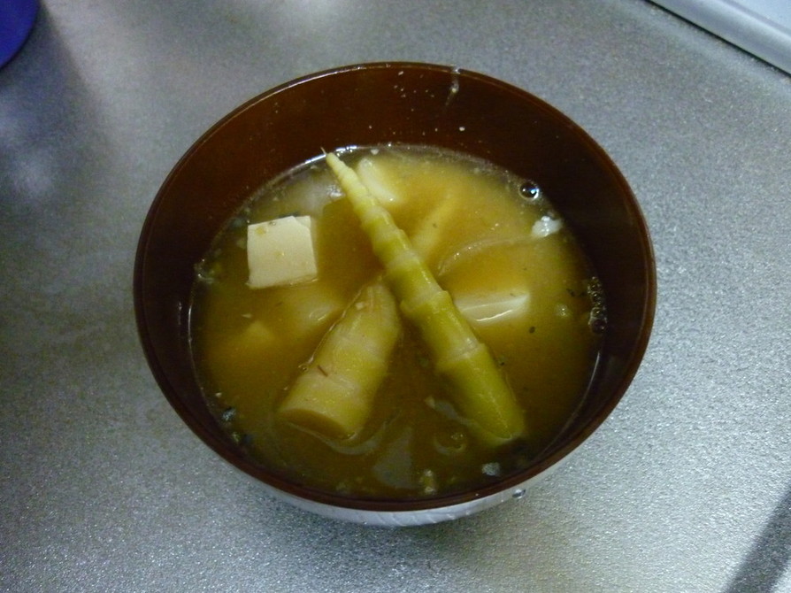 根まがり竹と鯖缶の味噌汁の画像