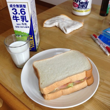ハムとレタスの簡単サンドイッチ