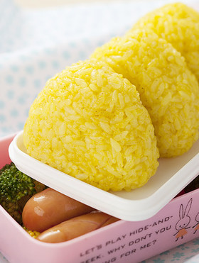 ターメリックライスのカレー風味おにぎり