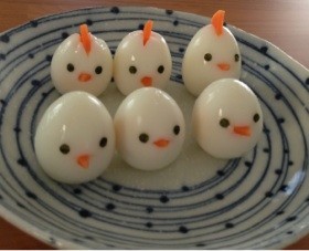 お弁当☆うずら卵でヒヨコとニワトリの画像