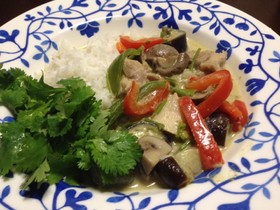 パクチーたっぷりタイの本格グリーンカレー