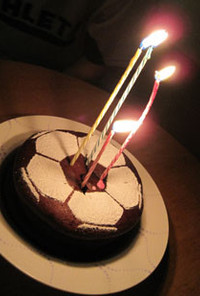 簡単◎チョコケーキでサッカーボールケーキ