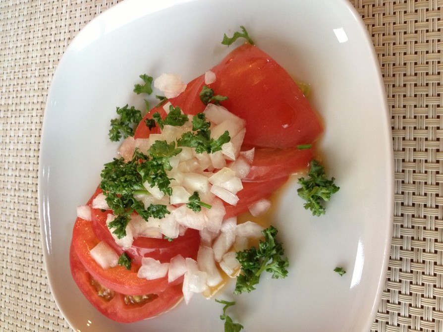 トマトとみじん切り玉ねぎで♪簡単サラダの画像
