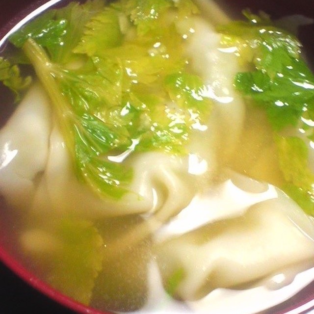 市販餃子とセロリの葉で中華スープ レシピ 作り方 By 深瑠ちゃん クックパッド 簡単おいしいみんなのレシピが357万品