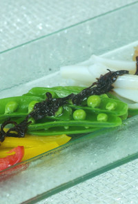 イカとクラゲ、旬野菜の塩昆布サラダ