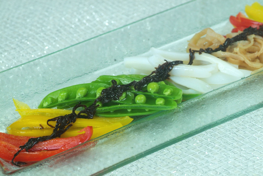 イカとクラゲ、旬野菜の塩昆布サラダの画像