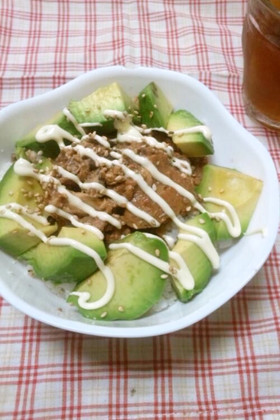 美容にも♡アボカドとさば缶丼