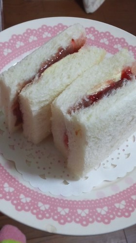 *苺とあんこのサンドイッチ*