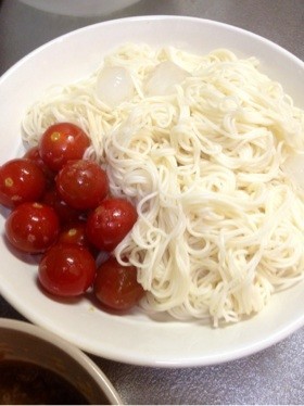 素麺トマトピクルス添えの画像