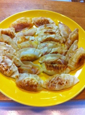 余った餃子の皮で絶品!イタリアンピザ餃子