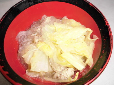 白菜と豚の春雨スープの写真