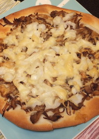 タラとキノコとたっぷりチーズのピザ