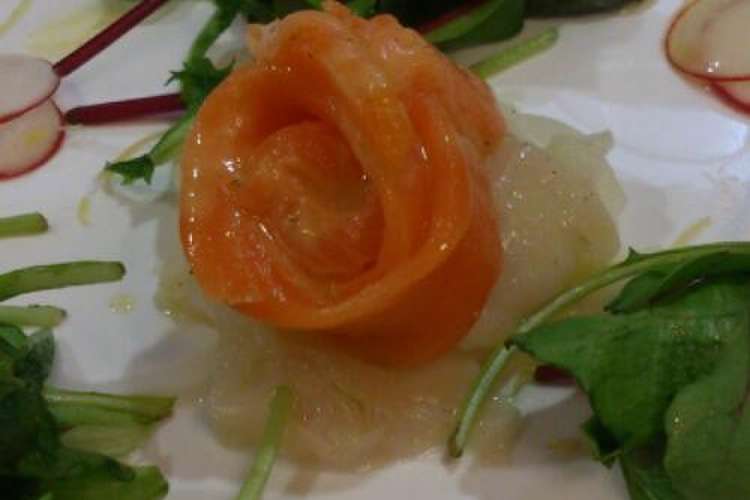 薔薇をあしらったサーモンのカルパッチョ レシピ 作り方 By さやぱん クックパッド 簡単おいしいみんなのレシピが360万品