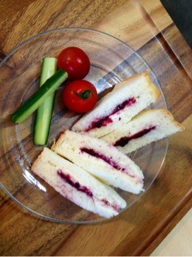 6Pチーズケーキとジャムでサンドイッチ
