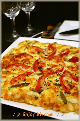 鶏胸肉がピザ生地に ガッツリ系 肉ピザ が食べごたえ満点