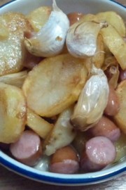 まるごとニンニクとポテトのオイル煮風の写真