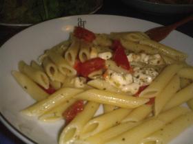 イタリア風モッツァレラとトマトのシンプルパスタ