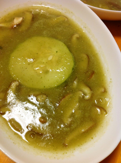 瓜と椎茸の昆布だしスープの写真