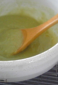 優しいグリーンピースの冷たいスープ