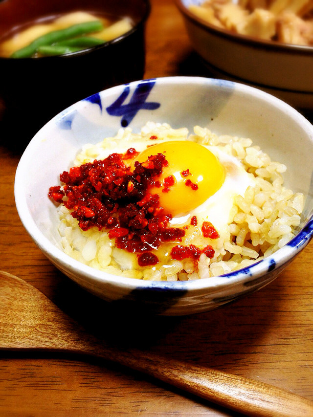 卵かけご飯に食べるラー油＆お酢の画像